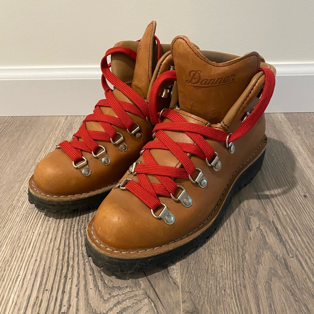 Women’s Danner Mountain Light Cascade Boots Size 6.5